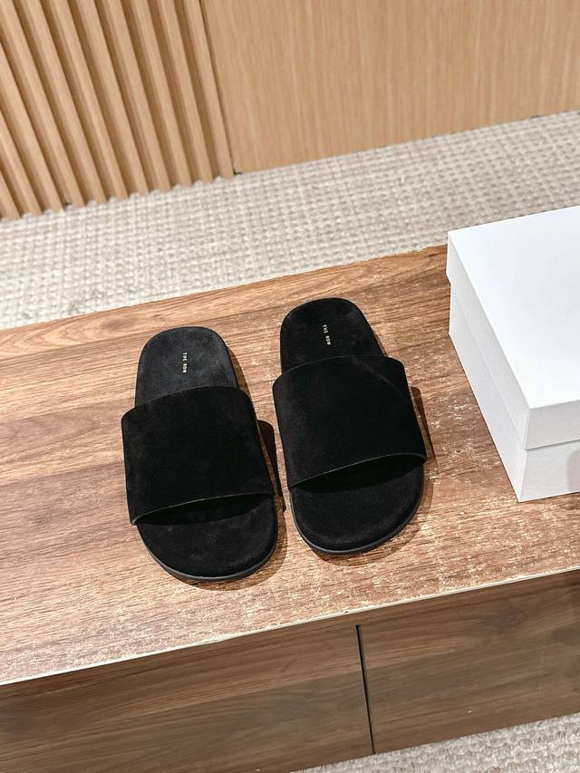 莞产 # 新款反毛皮极简拖鞋 平常外出逛街或者居家穿都非常方便舒适，春夏秋冬四季都能穿好看又清爽，出门随便穿上它颜值都很高好好看，不挑脚型，拖鞋是人人必备品 面