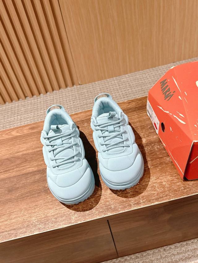 玛尼联名新款面包运动鞋 具體說一下穿上腳的感覺有Hoka的舒適回彈感 同時有Marni的顏色鮮艷配搭 一次滿足你2個願望 Bondi B3Ls Marni 凤凰