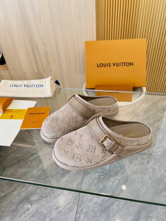 出厂 。Louis Vuitton Lv 25Ss新款勃肯拖鞋 可可爱爱、脚感简直不要太好 侧面Logo扣点睛之笔 简约又高级 露跟设计 即穿即走 懒人福音 上