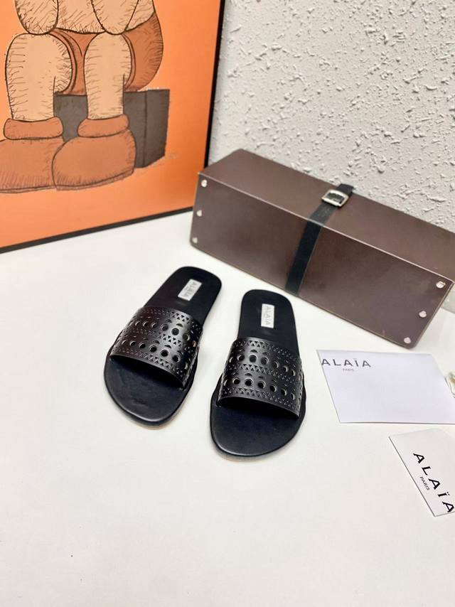 出厂 、Alaia2025 新款镂空露趾平底凉拖 阿莱亚经典复古镂空平底拖 夏天一定要入的镂空拖鞋 鞋面镂空设计 透气不闷脚 优雅鞋型，休闲舒适兼备又时髦利落