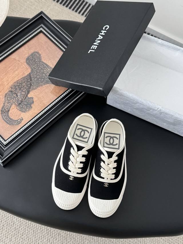 配白色飞机盒 Chanel 25C隐藏款休闲小白鞋！ Vintage感满满，中古复刻款Get啦～ 小白鞋适配春夏，黑白拼接就很Chanel。 配合袜子就很复古学