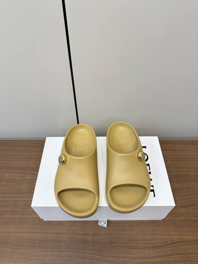 出厂 、Loewe｜罗意威夏季Paulas限定时尚拖鞋 超轻拖鞋，超舒服，湿水，去沙滩穿超合适的， 颜值也很高，高度2Cm那样，夏季必备款 橡胶发泡一体成型！电