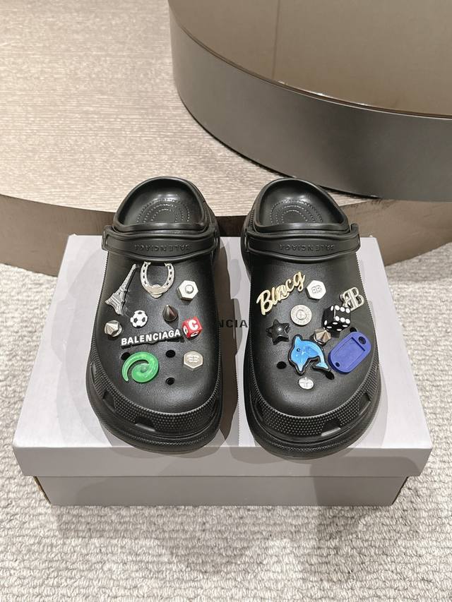 出厂 男装10、 巴黎世家Balenciaga 春夏最新情侣款洞洞鞋，25春季新款黑马单品,海内外时尚博主纷纷上脚大秀，火遍海内外社交平台，时尚达人必入款，各种