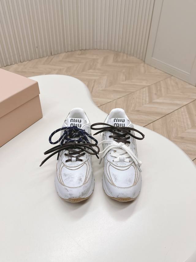 出厂 、 Miumiu缪缪最新款美式老爹鞋 运动鞋 ~ 颜值担当火爆款运动鞋 不得不入的一款～时尚，简约高级 随意搭配上脚非常舒适，年度必入款 最新走秀款运动老