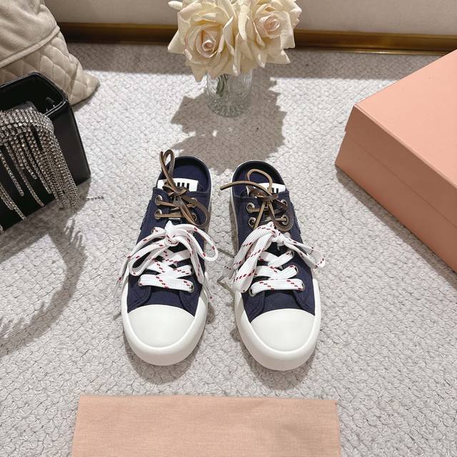 出厂 、Miumiu缪缪春夏走秀款饼干鞋包头帆布鞋 简约的运动板鞋设计，极具辨识度的鞋舌，打造佛系甜美的休闲风~~上脚气场十足随意搭配，长裙，短裙，短裤，穿出与