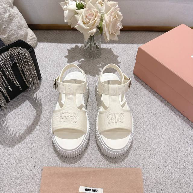 出厂 、Miumiu缪缪春夏走秀款饼干鞋，厚底鞋，马丽珍 简约的马丽珍鞋设计，极具辨识度的鞋舌，打造佛系甜美的休闲风~~上脚气场十足随意搭配，长裙，短裙，短裤，
