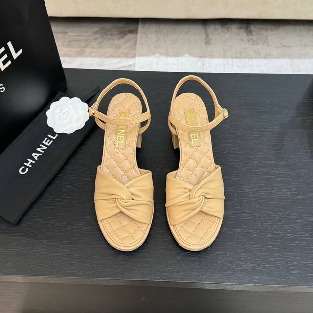 Chane*｜小香25P春夏新品凉鞋 这款鞋满足了女生对高跟鞋的所有幻想 既有少女感，也可以穿出女神范！ 鞋面采用定制进口羊皮 内里踮脚均为小羊皮 意大利进口真
