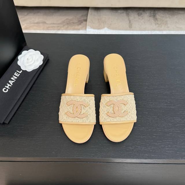Chane*｜小香25P春夏新品 针织大双C拖鞋 以独特的针织鞋面打破常规 经典大双C标志 太精致了 为整体造型增添了高级感 上脚真心舒服 悠然随性 搭配裙装裤