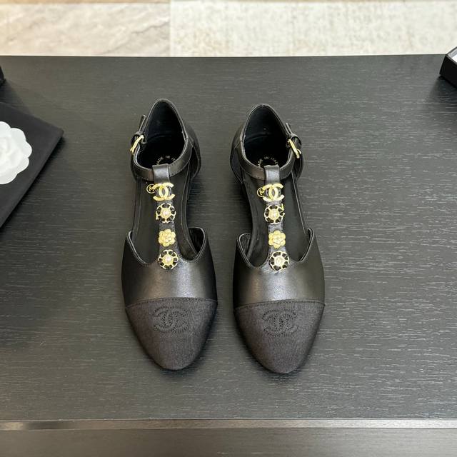 P Chanel 25S新款玛丽珍单鞋 对玛丽珍的钟爱历经多年丝毫不减 从此梦中情鞋又多一双！ 脚背上的纽扣细节是大亮点 简单尝试了一下配裙子好看不累脚 配裤子