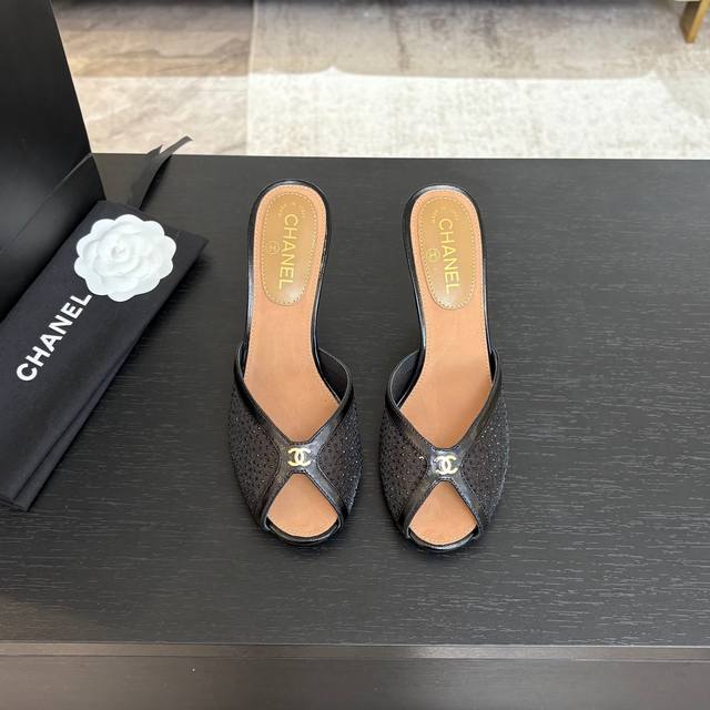 Chane*｜小香25P春夏新品 网纱蕾丝系列双C高跟拖鞋 这一季的网纱蕾丝美得让人窒息！ 蕾丝给人以一种很神秘的感觉 朦胧看不清，不管是衣服还是裙子 穿在女人