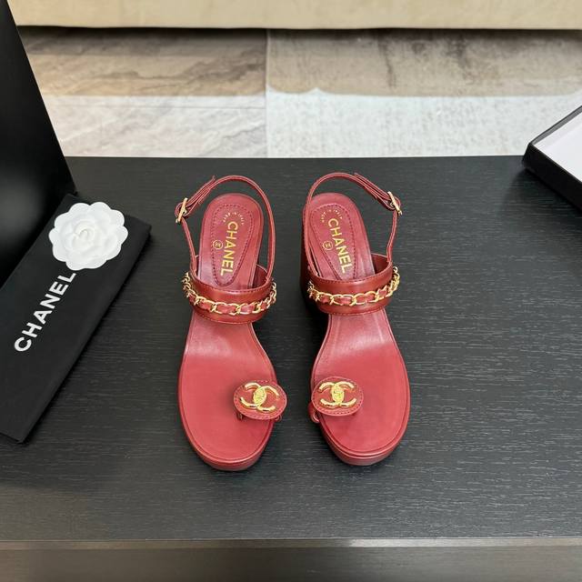 Chane*｜小香25P春夏新品 双C链条系列夹脚拖鞋凉鞋 链条凉鞋今年的大爆款 已被它的美貌折服得随性自然 又有香家经典的霸道 从皮质到五金满满的高级感 上脚