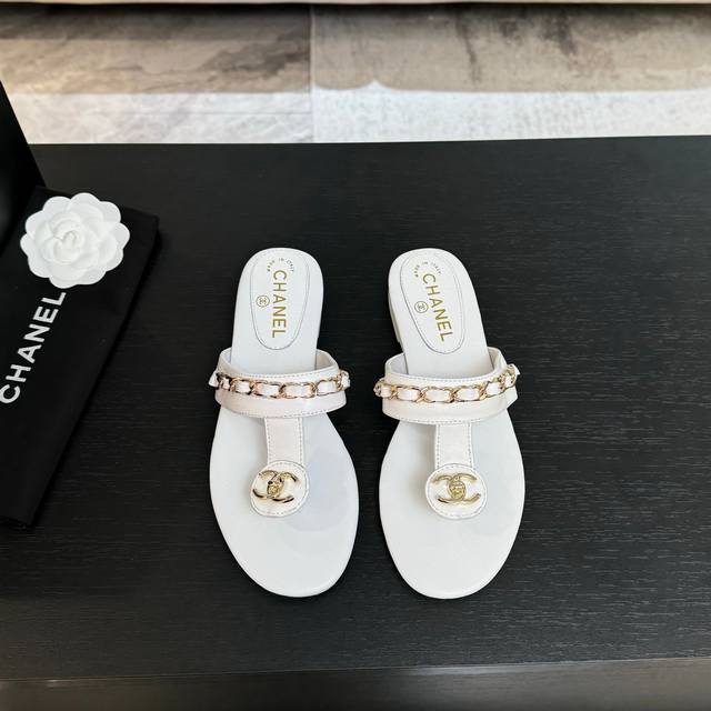 Chane*｜小香25P春夏新品 双C链条系列夹脚拖鞋凉鞋 链条凉鞋今年的大爆款 已被它的美貌折服得随性自然 又有香家经典的霸道 从皮质到五金满满的高级感 上脚