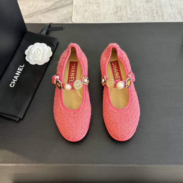 代购级 Chanel 24Ss 春夏新款 手工坊系列 小羊皮玛丽珍，小圆头 可爱指数十颗星 精致山茶花五金装饰 深肉粉色 高密度毛巾内里，脚感超舒服 面料：进口