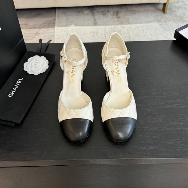 代购级 Chanel 24Ss 玛丽珍 拖鞋 秋冬单鞋系列属于小爆款 上图必卖 可可爱爱的玛丽珍造型，原版开模五金跟！ 鞋面内里羊皮，真皮大底 跟高：7.5Cm