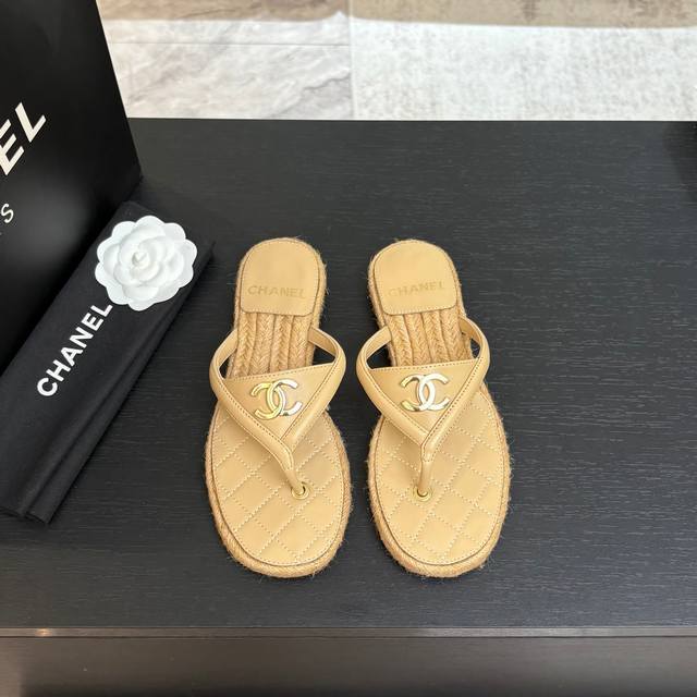 Chane* ｜小香25P春夏新品 秀场双C夹脚人字拖 夏天的人字拖莫名让人感到自由 鞋面镶嵌了双C标志 太精致了 也太好看了吧 上脚超秀气显白！ 鞋面选用原版
