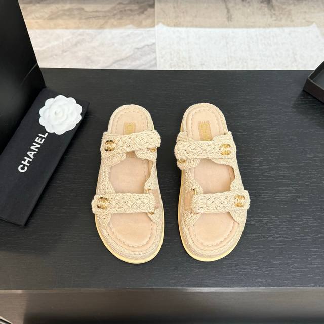 Chanel 25新魔术贴凉鞋版面！ 顶级对版货！ 所有的颜色我家都有！ 鞋面进口面料，垫脚内里羊皮，原版五金扣。 均配专柜顶级包装！ Size:35-39 其