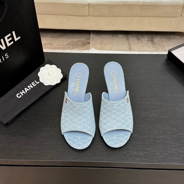 Chanel 2026早春度假系列爆品小香双C扣鱼嘴蜜儿高跟拖鞋小矮跟凉拖鞋 简约时尚，整体采用穆勒鞋款式，这种鞋型没有鞋带或复杂的固定结构，穿脱方便，同时展现
