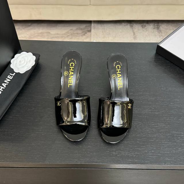 Chanel香奈儿交叉脚环双C金属珍珠中跟拖鞋凉鞋 很经典百搭的设计 无论什么场合都可以完美Hold住 任何身高都能驾驭的高度 且不失气场和魅力 特色在于鞋跟镶