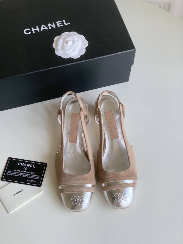 Chanel 25C新款低跟方头单鞋 比经典款Slingback舒服太多啦 每个颜色上脚都很显白 鞋面麂皮拼鞋头牛皮 内里羊皮 真皮大底 Size:35-40