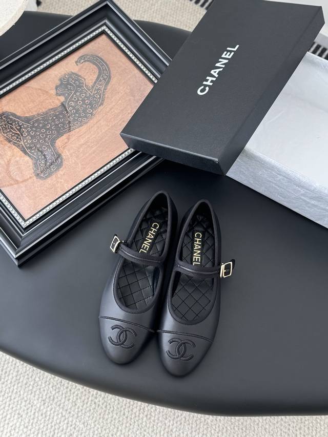 代*级 新色上新 Chanel 25S走秀款玛丽珍单鞋 简约又不失甜美俏皮！ 灯芯绒斜纹拼接面料，立体电绣Logo，纯色面料清爽易搭，搭配扣子更加跟脚。内里羊皮