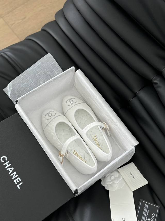 Chanel 走秀款玛丽珍单鞋 简约又不失甜美俏皮！ 灯芯绒斜纹拼接面料，立体电绣Logo，纯色面料清爽易搭，搭配扣子更加跟脚。内里羊皮 真皮大底 Size:3