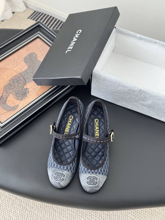 Chanel 25S走秀款玛丽珍单鞋 简约又不失甜美俏皮！ 灯芯绒斜纹拼接面料，立体电绣Logo，纯色面料清爽易搭，搭配扣子更加跟脚。内里羊皮 真皮大底 Siz