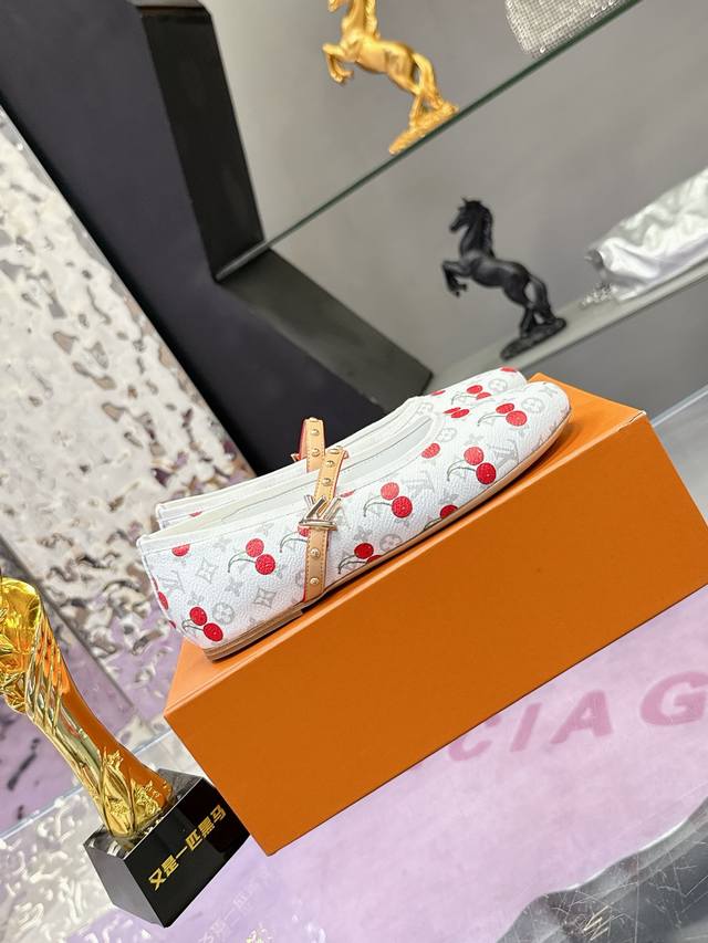 工厂P价P： Louis Vuitton 路易威登春夏 单鞋系列 联名玛丽珍时装平底鞋 春夏秀场出镜率最高的一款单品 超多名模上脚 简约大方非常百搭 鞋面：采用