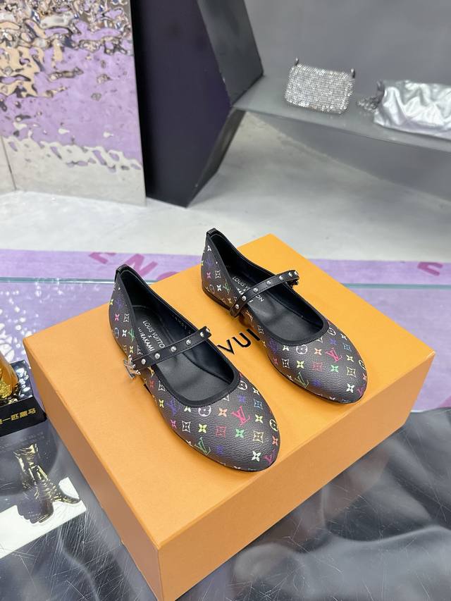 工厂P价P： Louis Vuitton 路易威登春夏 村上隆 联名玛丽珍时装平底鞋 春夏秀场出镜率最高的一款单品 超多名模上脚 简约大方非常百搭 鞋面采用原版