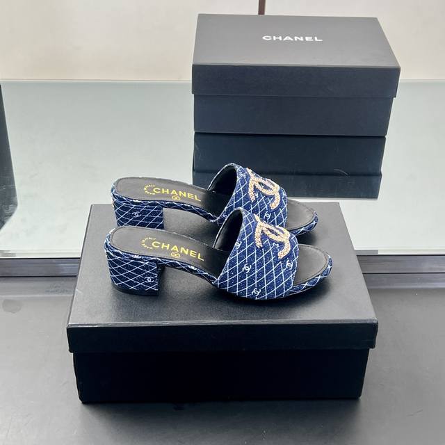 厂价 高品质！25Fw春夏新款Chanel小香链条电绣平底 高跟拖鞋 香家标志性的穿皮链条设计应用在垫脚圈边，配上经典菱格元素覆盖鞋面 垫脚！格外精致又文艺，很
