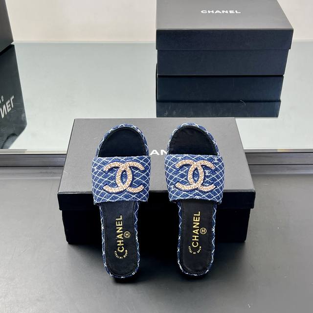 厂价 高品质！25Fw春夏新款Chanel小香链条电绣平底 高跟拖鞋 香家标志性的穿皮链条设计应用在垫脚圈边，配上经典菱格元素覆盖鞋面 垫脚！格外精致又文艺，很