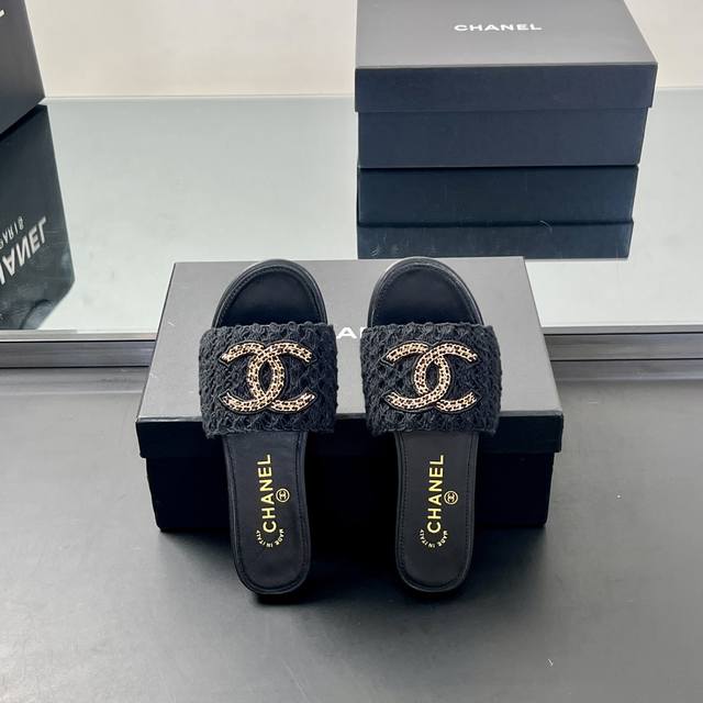 厂价 高品质！25Fw春夏新款Chanel小香链条电绣平底 高跟拖鞋 香家标志性的穿皮链条设计应用在垫脚圈边，配上经典菱格元素覆盖鞋面 垫脚！格外精致又文艺，很