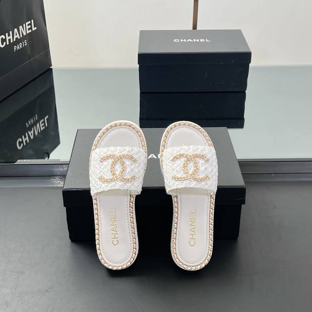 厂价 高品质！25Fw春夏新款Chanel小香链条圈边双C字母扣凉平底拖鞋 香家标志性的穿皮链条设计应用在垫脚圈边，配上经典菱格元素覆盖鞋面 垫脚！格外精致又文