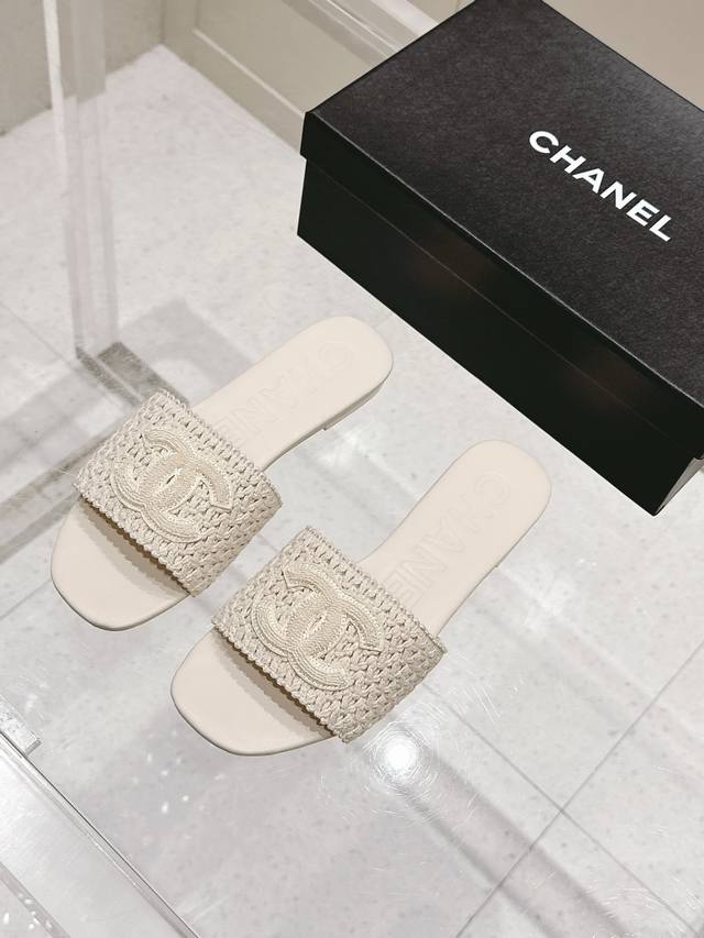 Chanel香奈儿春夏最新款双C拖鞋 完全原版一比一复刻打造 版型超级正 最新时尚的设计 火遍全网的拖鞋，上脚又酷又时髦 独特设计最为抢眼吸晴 上脚还很好的修饰