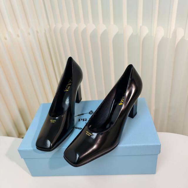 原版开发代购级单鞋 Prada 普拉达 25Ss 春夏新款 粗跟 方头 单鞋 凉鞋 简单的设计大概就是它最让人喜欢的点 不是烂大街的那种 很有自己的品牌个性 面