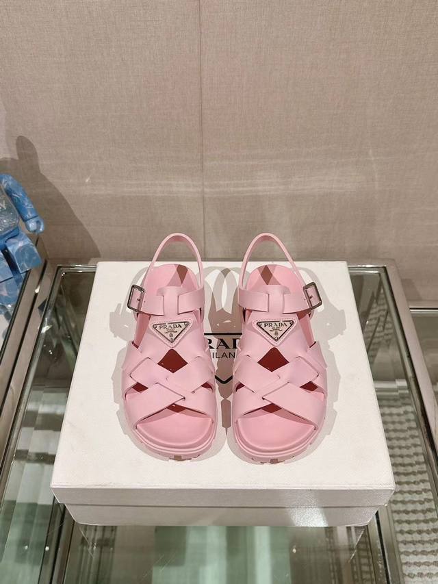Prada 普拉达春夏新款 橡胶交叉平底凉鞋运动风渔夫凉鞋 这款运动凉鞋运用当代风格线条与细节重新演绎复古沙滩凉鞋。选用橡胶材质，饰以Prad*系列标志性的涂珐