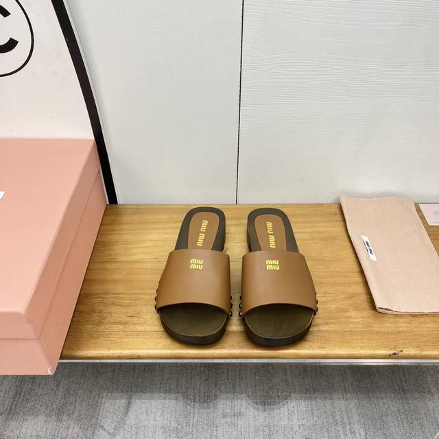 Miu Miu 缪缪 25 2025早春新品 专柜主打最新走秀款实木底袜子拖鞋火爆上新！ 缪家高货 顶级工艺打造精品质感 无敌舒适 绝对是一见钟情款！时尚百搭，