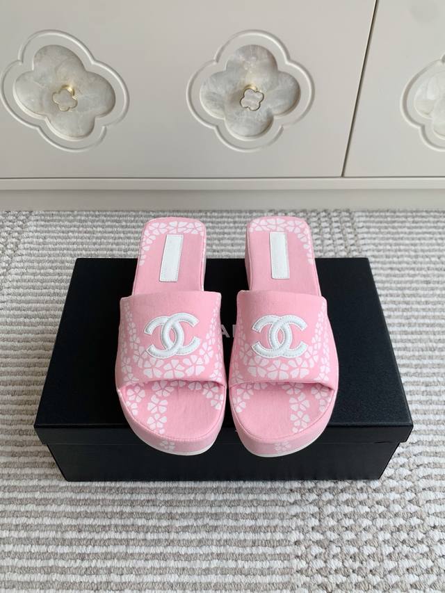 代购级Chane*小香 25新品双C印花厚底凉拖鞋 鞋面定制印花料 内里羊皮 原版开模大底 专柜顶级包装！ Size:35-39 40 41定做不退换