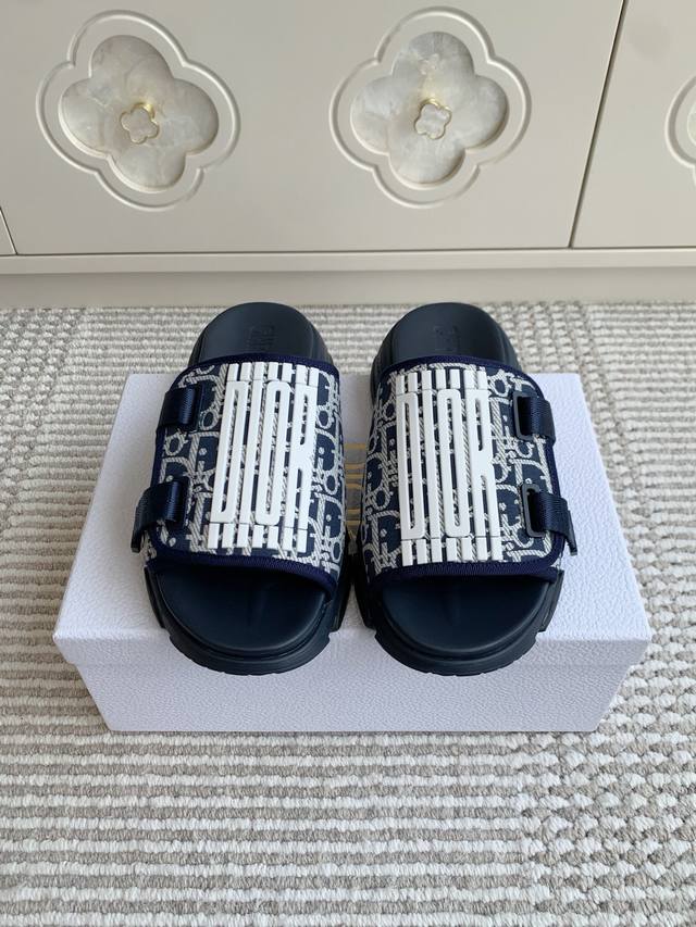 代购级Dior～25Ss 春夏新款 D字刺绣厚底运动拖鞋 特百搭经典款式 此款休闲鞋采用印花网眼织物精心制作，搭配同色调软发泡大底，大底侧边饰以品牌Logo，打