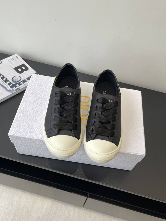 Dior 迪奥 新品Lucky缎面休闲运动鞋 Dior 设计师真的太懂女生夏天的需求了 这次的新品Lucky薄底鞋就像她的名字一样可爱薄底+浅口设计让整双鞋非常