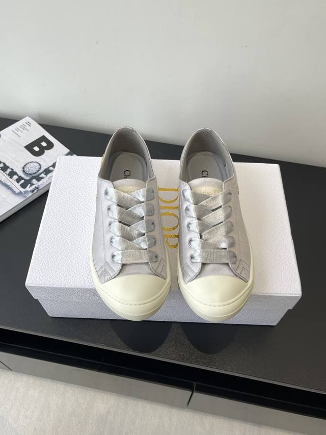 Dior 迪奥 新品Lucky缎面休闲运动鞋 Dior 设计师真的太懂女生夏天的需求了 这次的新品Lucky薄底鞋就像她的名字一样可爱薄底+浅口设计让整双鞋非常