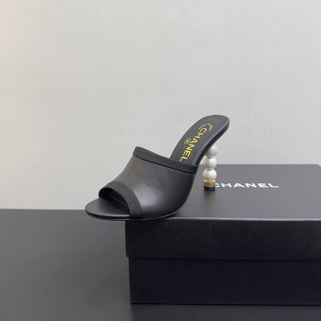 4颗珍珠跟 Chanel香奈儿小香Coco珍珠鱼嘴高跟拖鞋 独特的设计展示不朽的Chane*风格，独有的珍珠跟率性利落，魅力难挡。 面料：羊皮 内里：小羊皮 跟
