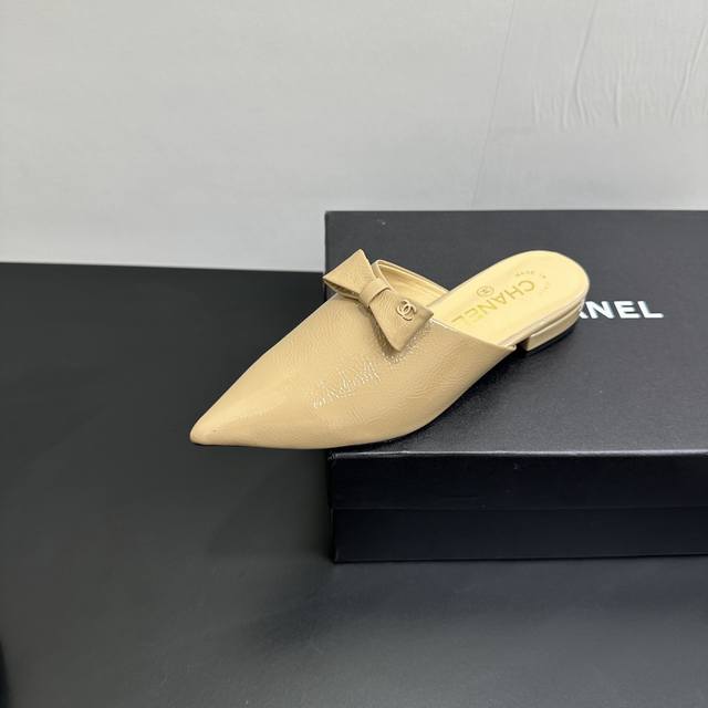 Chanel香奈儿小香风懒人尖头包头蝴蝶结半拖鞋 时髦精速来，碰撞出清爽夏日感。包头拖设计，方便穿脱。个性又吸睛，轻松拿捏街头潮流风，出街就是焦点。 鞋面皱漆牛