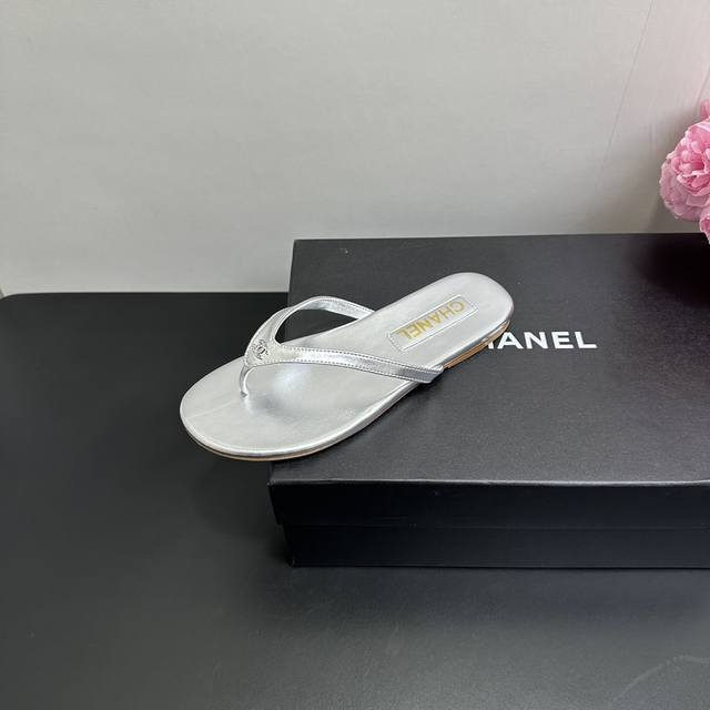 Chanel香奈儿小香最火人字拖鞋夹趾拖 专柜简直疯抢了，各大社交平台热门晒图，这期的走秀款绝对太帅了，绝对是这一季最热门的款式，专柜仙女们真的太识货了，不卡脚