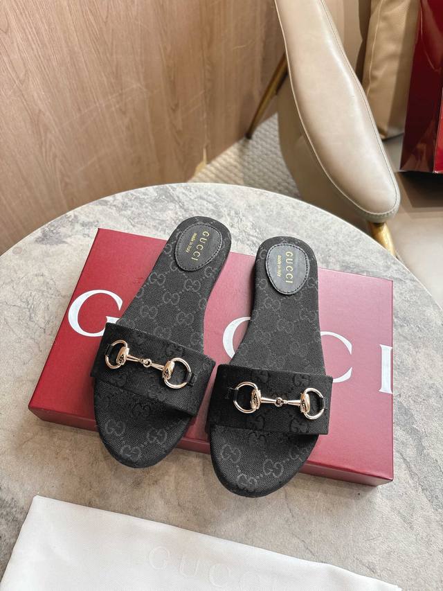 8023-3 黑G 35-43 这款凉拖以Gg帆布匠心打造，缀饰浅金色调马衔扣细节；精致面料与典藏图案共冶一炉，为暖日造型注入一抹精致感。 黑色Gg帆布 浅金色