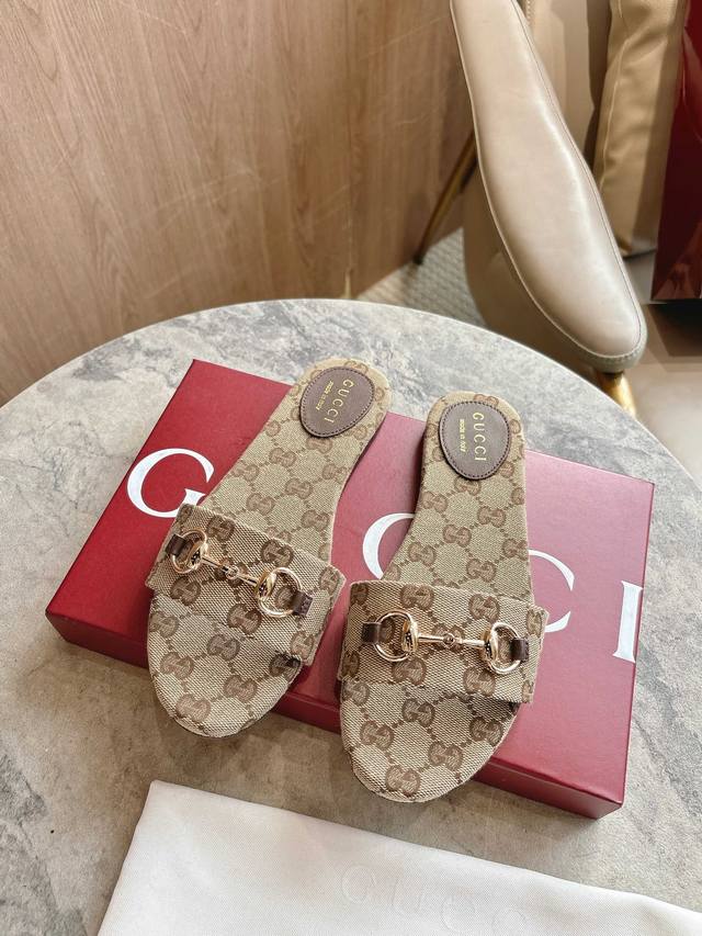 8023-3 杏G 35-43 这款凉拖以Gg帆布匠心打造，缀饰浅金色调马衔扣细节；精致面料与典藏图案共冶一炉，为暖日造型注入一抹精致感。 米色和深棕色Gg帆布