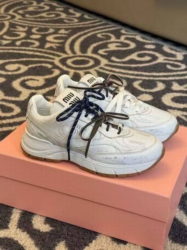 Miumiu X Nb又有了新的联名球鞋！！ 之前的Miu Miu X New Balance 联名鞋子火的一塌糊涂，这次又来了老爹鞋款，新的联名系列啦 不再是