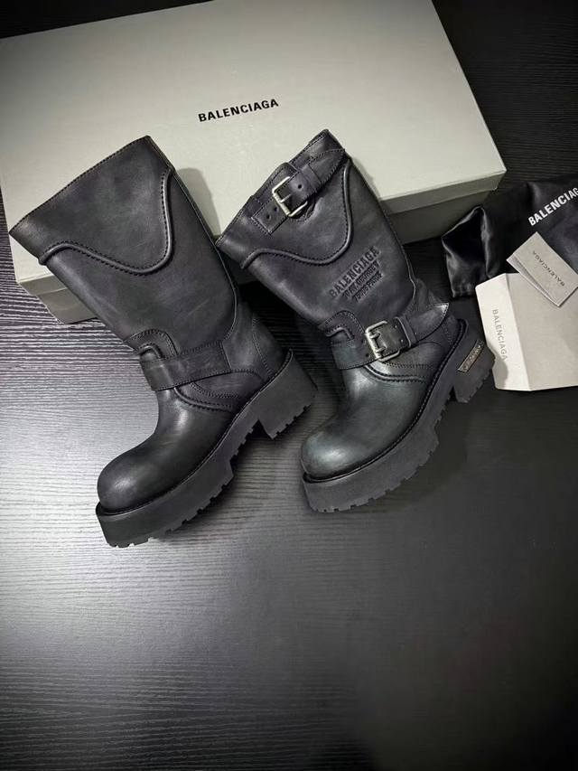 Balenciag* 新品 酷飒出圈 把硬朗与潮酷焊死 代购级别 纯手工擦旧 自带街头硬核基因 踩上就是时尚修罗场的狠角色 时髦到能“碾”碎平庸 硬派酷感拉满