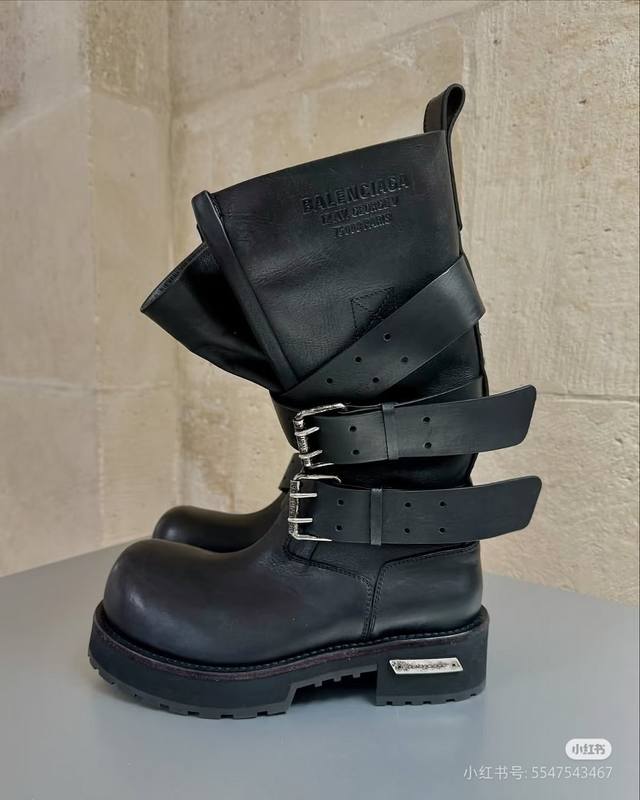 Balenciaga 万众瞩目的毒液靴出货啦 From Balenciaga 2025 Fall 系列 Venom Boots从机车靴汲取灵感，以独特绑带设计为
