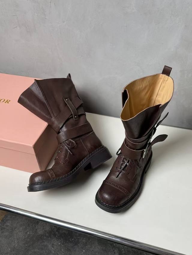 Miumiu万众瞩目的毒液靴 从机车靴汲取灵感，以独特绑带设计为核心亮点，不仅增强了靴子的稳固性，还巧妙融入品牌标志性五金元素，彰显个性态度。大鞋舌瓣的设计更是