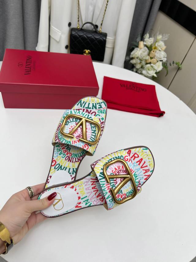 出厂价P 皮底40 Valentino.华伦天奴 专柜最新系列 细节完美 非常亮眼的走秀系列推出 码数：35一43码